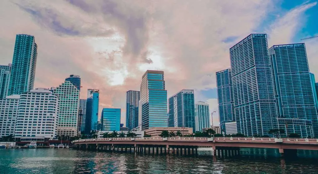 Todo lo que Necesitas Saber Sobre Vivir e Invertir en Brickell